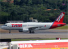 Airbus A320-214, PR-MYR, da TAM. (19/12/2013)