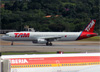 Airbus A321-231, PT-MXJ, da TAM. (19/12/2013)