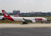 Airbus A330-223, PT-MVN, da TAM. (19/12/2013)