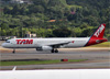 Airbus A321-231, PT-MXH, da TAM. (19/12/2013)