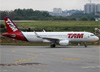 Airbus A320-214 (WL), PR-TYB, da TAM. (19/12/2013)