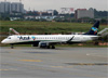 Embraer 195LR, PR-AYJ, da Azul. (19/12/2013)