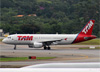 Airbus A320-214, PR-MHX, da TAM. (19/12/2013)