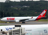 Airbus A330-223, PT-MVM, da TAM. (19/12/2013)