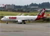 Airbus A320-214, PR-MYH, da TAM. (19/12/2013)