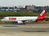 Airbus A320-232, PR-MBG, da TAM. (21/04/2013)