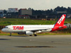 Airbus A320-232, PR-MBC, da TAM. (21/04/2013)