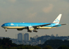 Boeing 777-306ER, PH-BVF, da KLM, se aproximando para pousar no aeroporto de Cumbica, em Guarulhos. (21/04/2013)