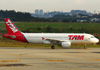 Airbus A320-214, PR-MHB, da TAM. (21/04/2013)