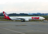 Boeing 777-32WER, PT-MUA, da TAM. (21/04/2013)