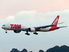 Boeing 777-32WER, PT-MUC, da TAM. (21/04/2013)