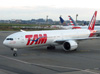 Boeing 777-32WER, PT-MUC, da TAM. (21/04/2013)