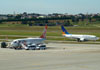 Boeing 737-8EH (esquerda), PR-GTR, da GOL, e Boeing 737-7EA, PR-VBM, da Varig (GOL). (22/03/2012)