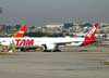 Boeing 777-32WER, PT-MUA, da TAM. (23/06/2009)