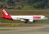 Airbus A320-214, PR-MHU, da TAM. (26/07/2012)