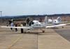 Trs Cirrus e o Cessna 185F Skywagon, PR-IAB, camuflado,  esquerda. (15/07/2007)