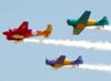 A partir da esquerda, Beechcraft E18S, PT-DHI, North American T-6D, PT-LDQ, e North American T-6D, PT-KRC, do Circo Areo.