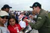 O lder da Esquadrilha da Fumaa, Tenente Coronel Aviador Neves Neto, distribui autgrafos para o pblico no Dayton Air Show, em Dayton, Ohio, Estados Unidos. (29/07/2007) Foto: Suboficial Waldemar Prieto Jnior, fotgrafo do Esquadro de Demonstrao Area.