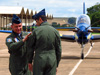 Tenente Coronel Aviador Wagner de Almeida Esteves colocando o distintivo de lder do EDA no Tenente Coronel Aviador Marcelo Gobett Cardoso. (18/12/2012)