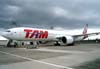 O primeiro Boeing 777-300ER da TAM, PT-MUA. (10/06/2008) Foto: Santiago Oliver.