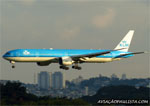 Boeing 777-306ER, PH-BVF, da KLM, se aproximando para pousar no aeroporto de Cumbica, em Guarulhos. (21/04/2013)