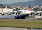 Antonov An-225 Mriya, UR-82060, da Antonov Airlines, pousando pela primeira vez no Brasil, no aeroporto de Cumbica, em Guarulhos. Foto: Ademilton Junior. (14/02/2010)