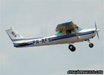 Cessna 152 II, PR-RFS, do Aeroclube de Jundia�, decolando no aeroporto de S�o Carlos. (29/01/2012)