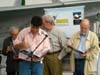 Aps os discursos durante a cerimnia de lanamento do livro "Brasil - 100 Anos na Arte de Voar, editado pela Abrarta, (Associao Brasileira de Artistas em Arte Aeroespacial), no primeiro aniversrio do Museu Asas de Um Sonho, o pessoal no perdeu tempo para ver as magnficas pinturas dos artistas brasileiros.