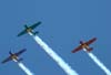 Esquadrilha OI durante a apresentao. A partir da esquerda, o North American T-6D, PT-LDQ, aeronave nmero 2 (roxo), comandada pelo Laert Gouva, North American T-6D, PT-KRC (verde), aeronave nmero 1, pilotada pelo Carlos Edo, e o North American T-6D, PT-LDO, aeronave nmero 3, pilotada pelo Gustavo Albrecht.