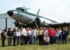 O pessoal da manuteno da Trip e Carlos Edo, lder da Esquadrilha Oi, atrs de Jorge Lus Stocco, gerente do museu da TAM, no centro, agachado, em frente ao Douglas DC-3 "Rose", N101KC, no Aeroporto Campo dos Amarais, em Campinas. (30/08/2007)