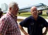 A esquerda, Carlos Edo, lder da Esquadrilha Oi, conversando com o Comandante Doug, que conduziu o Douglas DC-3 "Rose", N101KC at So Carlos, e observa impressionado o hangar Jos ngelo Simioni, ao ver os 3 T-6s e o Beech 18 do Circo Areo, no Aeroporto Campo dos Amarais, em Campinas. (30/08/2007)