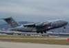 McDonnell Douglas C-17A Globemaster III, prefixo 60-0002, da US Air Force, durante a decolagem. (30/08/2007)