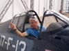 O Stocco, responsvel pela restaurao das aeronaves, sentado no cockpit do Vought F4U-1 Corsair. (12/10/2006)