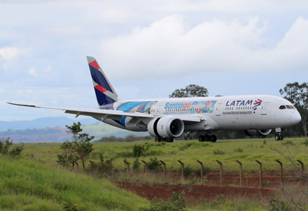 AVIAÇÃOPAULISTA.COM - CC-BGS - Primeiro pouso de Boeing 787-9 no Aeroporto Internacional de São Carlos (SP).
