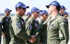 Anderson Amaro Fernandes sendo cumprimentado pelo Tenente Coronel Aviador Alberto das Neves Neto, ento lder da Esquadrilha da Fumaa, durante a FIDAE, no Chile, no dia 4 de abril de 2008.