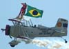 Marta "Wingwalking" Bognar voando com a bandeira do Brasil nas asas do Grumman Showcat, PP-XDI, pilotado por Pedrinho Melo, durante a segunda apresentao. Foto: Valdemar Jnior