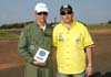 Da esquerda para a direita, Coronel Reynaldo Alfarone, Comandante do Grupo de Servio de Base (GSB), da Base Area de Campo Grande/MS, recebendo a homenagem de Marcelo Kraide, em nome do GAFAB, Grupo de Apoio  FAB, organizador do evento. Foto: GAFAB (02/09/2007)