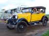 O locutor Vadico feliz depois de ficar um longo tempo sem conseguir dar a partida no Fordinho 1929 de Fernando Botelho.