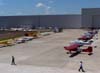 Aeronaves estacionadas em frente aos hangares de manutenção da TAM.