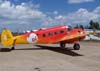 Beechcraft E-18S, PT-DHI, aeronave nmero 4 da Esquadrilha OI. Esta  uma das primeiras aparies deste avio com as cores vermelho e amarelo, em razo do lanamento do novo logo da empresa OI de telefonia.