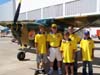 Fernando de Arruda Botelho, segundo da esquerda para a direita, em frente ao Cessna 185F Skywagon, PR-IAB, ao lado de seus convidados, todos com a camisa do Broa Fly-in, evento realizado por ele.