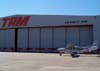 Cessna 208 Caravan, PT-OGX, estacionado em frente a um dos hangares de manutenção do Centro Tecnológico da TAM.