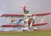 A wingwalker Marta Lucia Bognar cumprimentando o pblico na asa do Grumman Showcat, PP-XDI, pilotado pelo Pedrinho Melo, durante o txi em direo ao ptio, logo aps a apesentao.