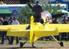 Adlson Kindleman em p no cockpit do Sukhoi SU-31, PT-ZSV, logo aps a apresentao.