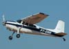 Decolagem do Cessna 180H Skywagon, PT-DAN, usado para o lanamento de pra-quedistas.