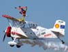 A wingwalker Marta Bognar durante a manobra chamada de "estrela" no Grumman G-164B "Showcat", PP-XDI, pilotado por Pedrinho Mello.