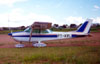 Vista lateral do Cesnna 172L, PT-KRL, quando pertencia ao Aeroclube de So Carlos. Foi vendido. (02/2000)