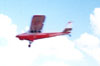 Aero Boero 180, PP-FYA, quando pertencia ao Aeroclube de So Carlos, jogando a corda sobre a pista logo aps rebocar o IPE KW-1 Quero-quero, PT-ZEL. (02/2000)
