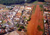 Vista area do Aeroporto Salgado Filho, com o EMB-711ST Corisco II, PT-RLV, na pista. (2000)