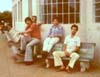 O mito Alberto Bertelli, de bigode, atrs de Fernando Sarracini, de camisa vermelha, em frente  secretaria do Aeroclube de So Carlos. (1976) Foto: Fernando Sarracini.